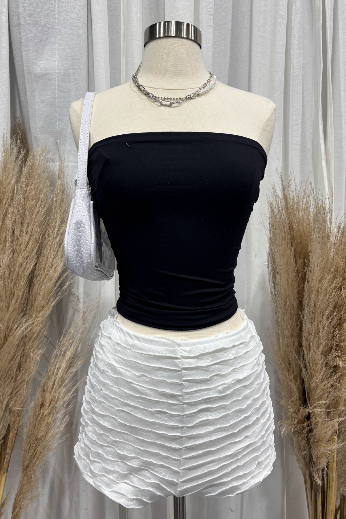 Lei Ruffle Shorts (White)